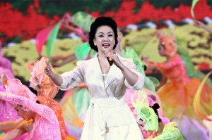 Peng Liyuan sang at Chinese New Year Gala.