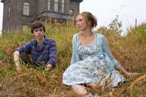 01-freddie-highmore-as-norman-bates-and-vera-farmiga-as-norma-bates