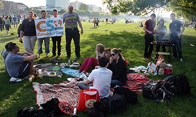 CouchSurfing travelers gather for an outing in the park (Photo courtesy of CouchSurfing.org).