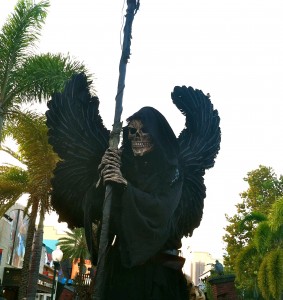 One of the demon stilt walkers standing at the entrance of the park (Photo by Elizabeth de Armas).
