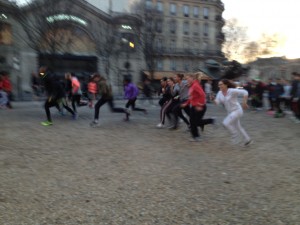 Runners warming up in a residential courtyard close to Bastille (Photo by Andrea Jacobo).
