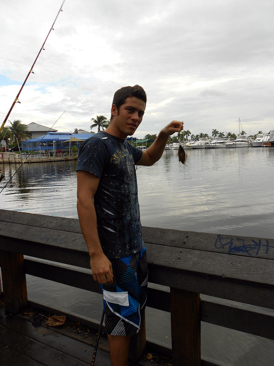 Frank Perez, a resident of Cutler Bay shows the fish he caught at Black Point (Photo by Laura Yepes).